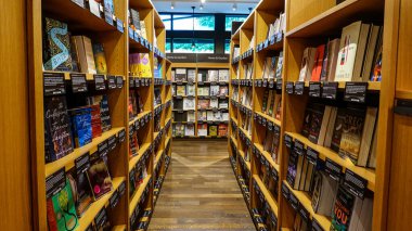 Seattle, WA / USA-9 / 15 / 19: Orijinal Üniversite Bölgesi Amazon Kitapçısında ahşap kitap rafları koridoru.