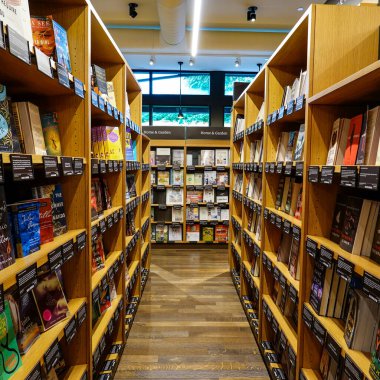 Seattle, WA / USA-9 / 15 / 19: Orijinal Üniversite Bölgesi Amazon Kitapçısında ahşap kitap rafları koridoru.