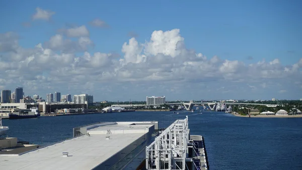 Ft. Lauderdale, FL / USA-10 / 31 / 19: Ufuk çizgisi manzaralı Florida, Ft. Lauderdale 'deki Everglades limanındaki bir yolcu gemisinden manzara.