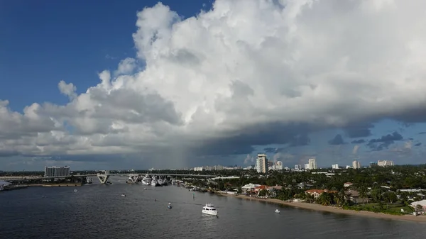 Lauderdale Usa 佛罗里达州劳德代尔市Everglades港的一艘游轮上 可以看到一条带着一艘豪华游艇驶向大海的航道 — 图库照片