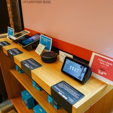 Seattle, WA / USA-9 / 15 / 19: A Amazon Kindle Paperwhite, Fire, Alexa Echo Dot ve Echo Show 5 bir Amazon Kitabevi satışa sunuldu. Amazon Alexa, bilinen adıyla Alexa, Amazon tarafından geliştirilen sanal bir asistandır..