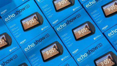Orlando, FL / USA-10 / 14 / 20: Amazon Echo Show 'un sanal asistanları Best Buy zincirindeki bir perakende mağazasında satılık..