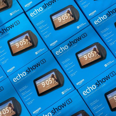 Orlando, FL / USA-10 / 14 / 20: Amazon Echo Show 'un sanal asistanları Best Buy zincirindeki bir perakende mağazasında satılık..