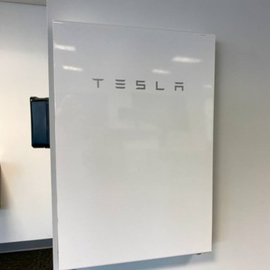 Tampa, FL / USA-5 / 31 / 20: Tampa, FL 'deki Tesla Battery Powerwall bayii. Tesla, Inc., elektrikli araba ve güneş panelleri üzerine uzmanlaşmış bir Amerikan otomotiv ve enerji şirketidir..