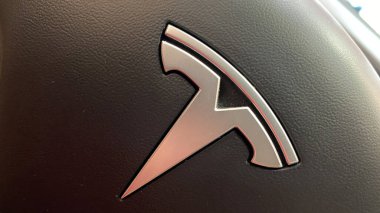 Orlando, FL / USA-2 / 17 / 20: Tesla Model 3 bir perakende mağazasında direksiyon simidi. Tesla, Elon Musk 'a ait bir elektrikli otomobil şirketi..