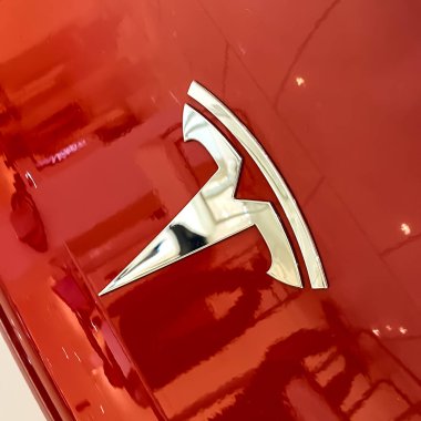 Orlando, FL / USA-2 / 17 / 20: Tesla Model 3 bir perakende mağazasında. Tesla, Elon Musk 'a ait bir elektrikli otomobil şirketi..