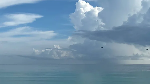 Tormenta Sobre Océano Atlántico Con Helicóptero Volando Por — Foto de Stock
