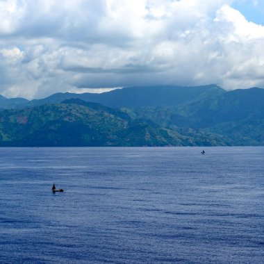 Haiti-11 / 1 / 19: Haiti 'nin Karayip Adası' nın puslu ve dağlık kıyı şeridi bir yolcu gemisi geçerken.