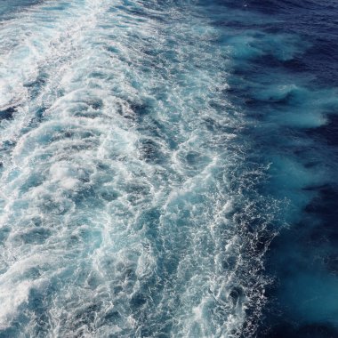 Gemi seyahati güzel güneşli bir günde beyaz bulutlar ve çalkantılı mavi denizlerle Atlantik Okyanusu 'nda uyanır..