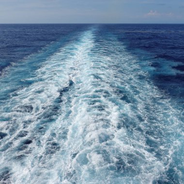 Gemi seyahati güzel güneşli bir günde beyaz bulutlar ve çalkantılı mavi denizlerle Atlantik Okyanusu 'nda uyanır..