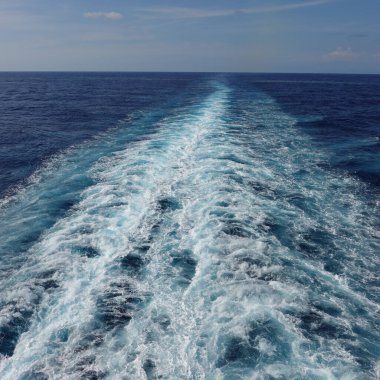 Gemi seyahati güzel güneşli bir günde beyaz bulutlar ve çalkantılı mavi denizlerle Atlantik Okyanusu 'nda uyanır..