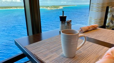 Bahamalar 'ın güzel turkuaz sularına bakan bir yolcu gemisinde bir masada kahve..