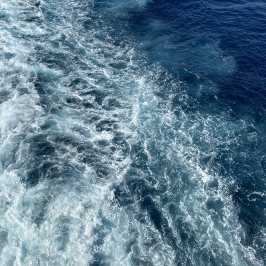 Gezgin gemi, güzel güneşli bir günde beyaz bulutlar ve Atlantik Okyanusu 'ndaki mavi denizlerle uyanıyor..