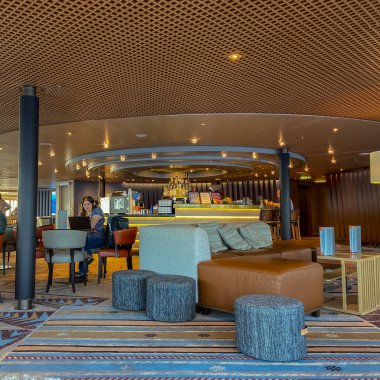 Yolcuların rahatlayabildiği, okuyabildiği ve oyun oynayabildiği bir yolcu gemisinde oturma alanı..