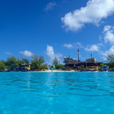 Half Moon Cay / Bahamas-10 / 31 / 19: Hollanda Amerika Hattı Zuiderdam yolcu gemisi Bahamalar 'daki Half Moon Cay adasına demir attı.