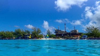 Half Moon Cay / Bahamas-10 / 31 / 19: Hollanda Amerika Hattı Zuiderdam yolcu gemisi Bahamalar 'daki Half Moon Cay adasına demir attı.