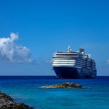 Half Moon Cay / Bahamas-10 / 31 / 19: Hollanda Amerika Hattı Zuiderdam yolcu gemisi güneşli bir günde Bahamalar 'daki Half Moon Cay adasına demir attı.