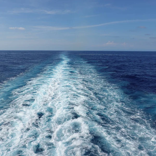 Cruiseschip Wakker Een Prachtige Zonnige Dag Met Witte Wolken Karnende — Stockfoto