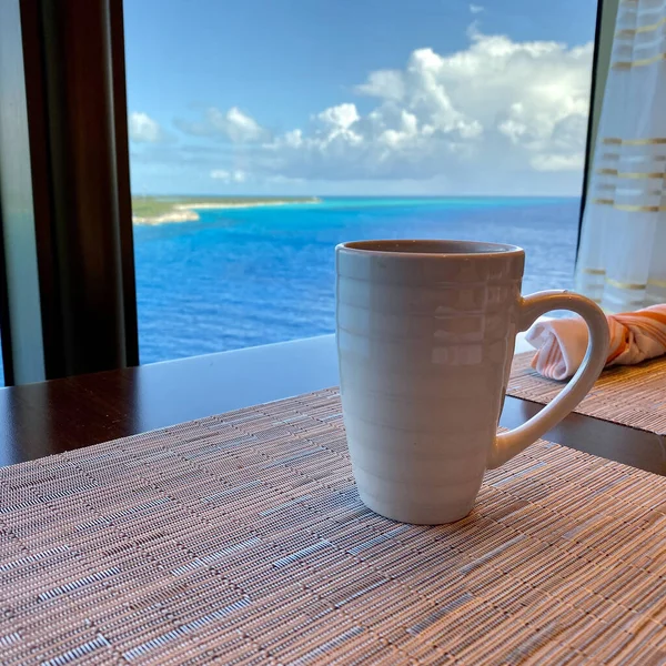 Coffee Table Cruise Ship Overlooking Beautiful Turquoise Waters Bahamas — Stock Photo, Image