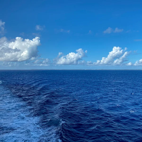 ハーフムーンケイ バハマ10 青い空と晴れた日にバハマのハーフムーンケイのプライベート島から出航するオランダアメリカラインZuiderdamクルーズ船 — ストック写真