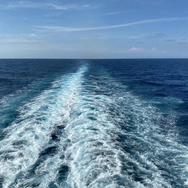 大西洋の白い雲と青い海と美しい晴れた日にクルーズ船の目覚め — ストック写真