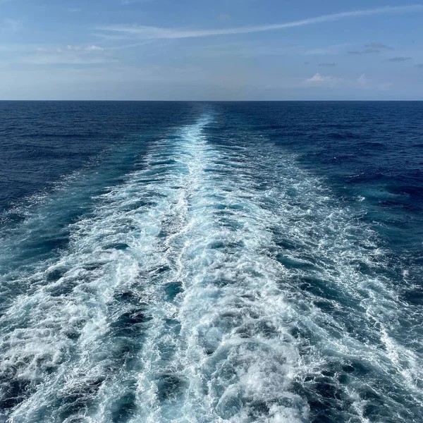 大西洋の白い雲と青い海と美しい晴れた日にクルーズ船の目覚め — ストック写真