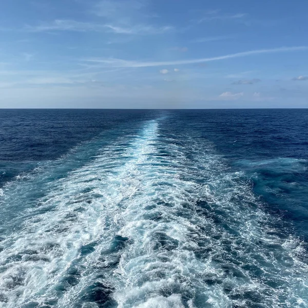 Cruise Ship Wake Beautiful Sunny Day White Clouds Blue Seas — Stock Photo, Image