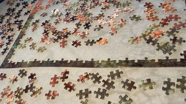 Een Kleurrijke Puzzel Met Randen Voltooid Een Lederen Tafel Wachten — Stockfoto