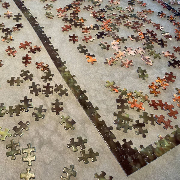 Ein Farbenfrohes Puzzle Dessen Kanten Auf Einem Ledernen Tisch Darauf — Stockfoto