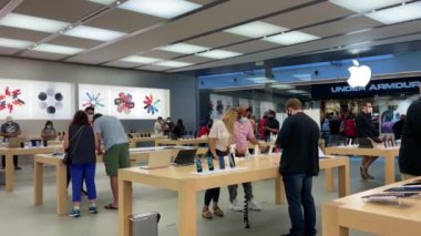 Orlando, FL USA - 23 Kasım 2020: Atlantis 'e Deniz Gezisi' ndeki insanlar.