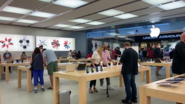 Orlando, FL USA - 20 Kasım 2020: Bir Apple mağazasında satılık en son Apple ürünlerine bakan satış elemanları ve müşteriler.