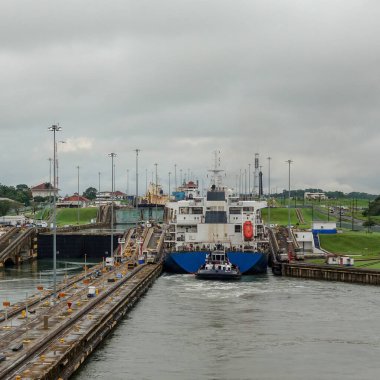 Panama - 11 / 6 / 19: Bir pilot botu Panama Kanalı 'na kadar eşlik ediyor.