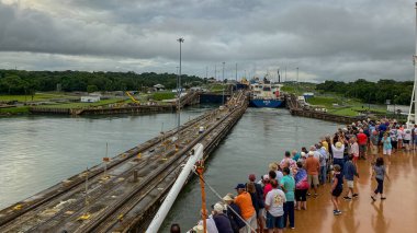 Panama - 11 / 6 / 19: Gemiyi Panama Kanalı 'na girerken izleyen yolcularla dolu bir yolcu gemisi.