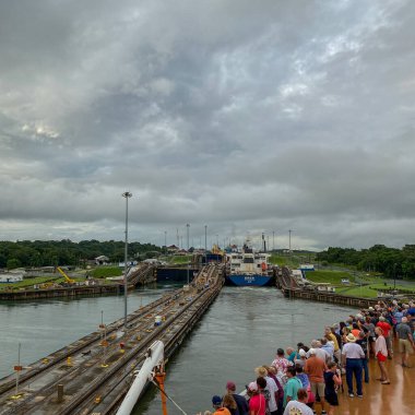 Panama - 11 / 6 / 19: Gemiyi Panama Kanalı 'na girerken izleyen yolcularla dolu bir yolcu gemisi.