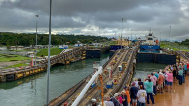 Panama - 11 / 6 / 19: Panama Kanalı 'nın ilk kilidine giren gemiyi izleyen yolcularla dolu bir yolcu gemisi.
