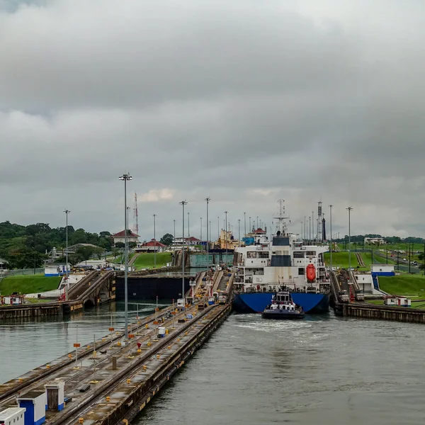 Panamá Navio Sendo Escoltado Para Canal Panamá Por Barco Piloto — Fotografia de Stock