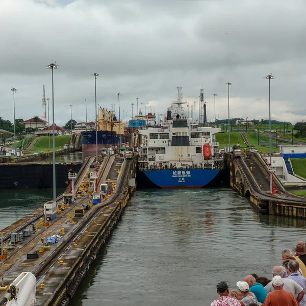 Панама Круїзний Корабель Пасажирами Носі Які Спостерігають Кораблем Входить Перший — стокове фото