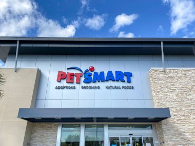 Orlando, FL USA - 29 Ocak 2020: Petsmart mağazasının önü. PetSmart, evcil hayvan ürünleri ve hizmetleri satan bir Amerikan perakende zinciri..