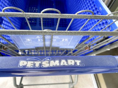 Orlando, FL USA - 29 Ocak 2020: Petsmart mağazasından bir alışveriş arabası manzarası. PetSmart, evcil hayvan ürünleri ve hizmetleri satan bir Amerikan perakende zinciri..