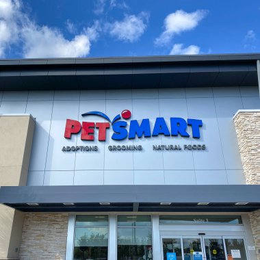 Orlando, FL USA - 29 Ocak 2020: Petsmart mağazasının önü. PetSmart, evcil hayvan ürünleri ve hizmetleri satan bir Amerikan perakende zinciri..