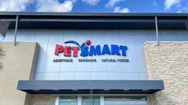Orlando, FL USA - 29 Ocak 2020: Petsmart mağazasının önü. PetSmart, evcil hayvan ürünleri ve hizmetleri satan bir Amerikan perakende zinciri..