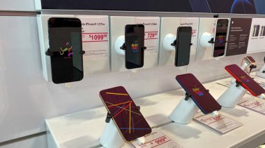 Orlando, FL USA - 13 Kasım 2020: Yeni Apple iPhone 12 Pro, Mini ve Pro Max Orlando, Florida 'daki T Mobile mağazasında sergileniyor.