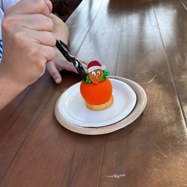 プレートの上にオレンジの鳥の白いチョコレートデザートのお菓子 — ストック写真