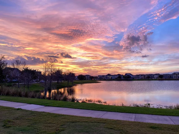 Hermosa Puesta Sol Rosa Naranja Azul Que Refleja Lago Barrio — Foto de Stock