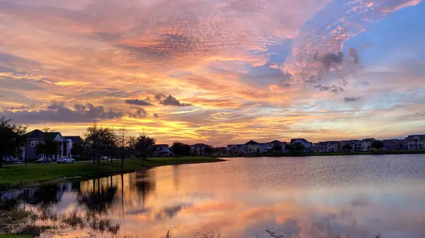 Belo Pôr Sol Rosa Laranja Azul Refletindo Lago Bairro Suburbano — Fotografia de Stock