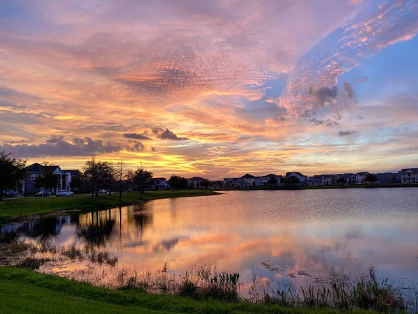 Hermosa Puesta Sol Rosa Naranja Azul Que Refleja Lago Barrio — Foto de Stock