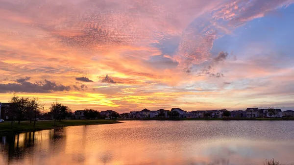 Bellissimo Tramonto Rosa Arancione Blu Che Riflette Lago Quartiere Suburbano — Foto Stock