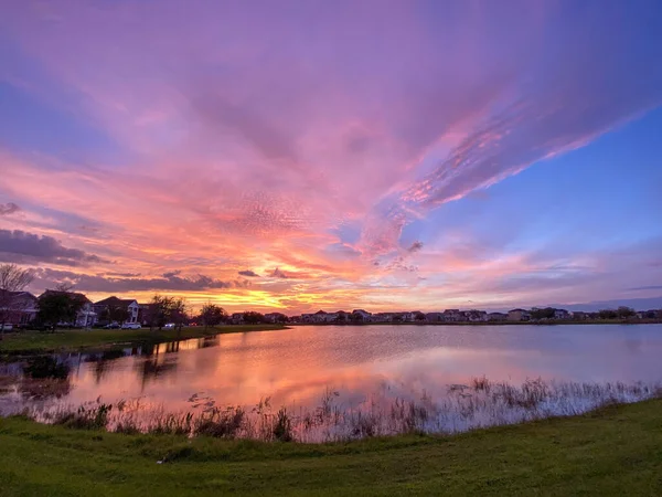 Bellissimo Tramonto Rosa Arancione Blu Che Riflette Lago Quartiere Suburbano — Foto Stock