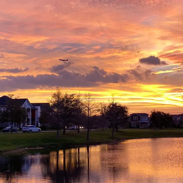 Hermosa Puesta Sol Rosa Naranja Azul Que Refleja Lago Barrio — Foto de Stock