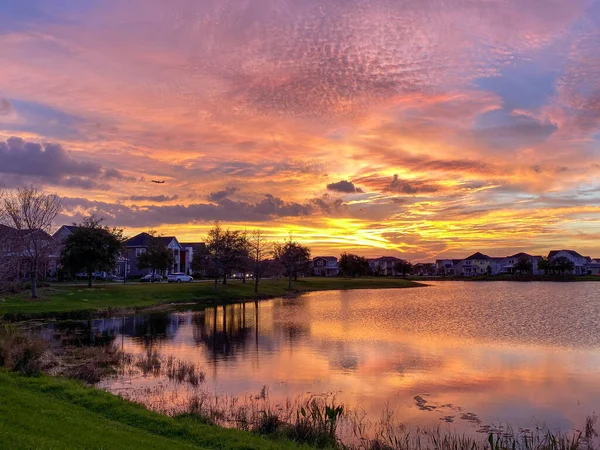 Bellissimo Tramonto Rosa Arancione Blu Che Riflette Lago Quartiere Suburbano — Foto Stock